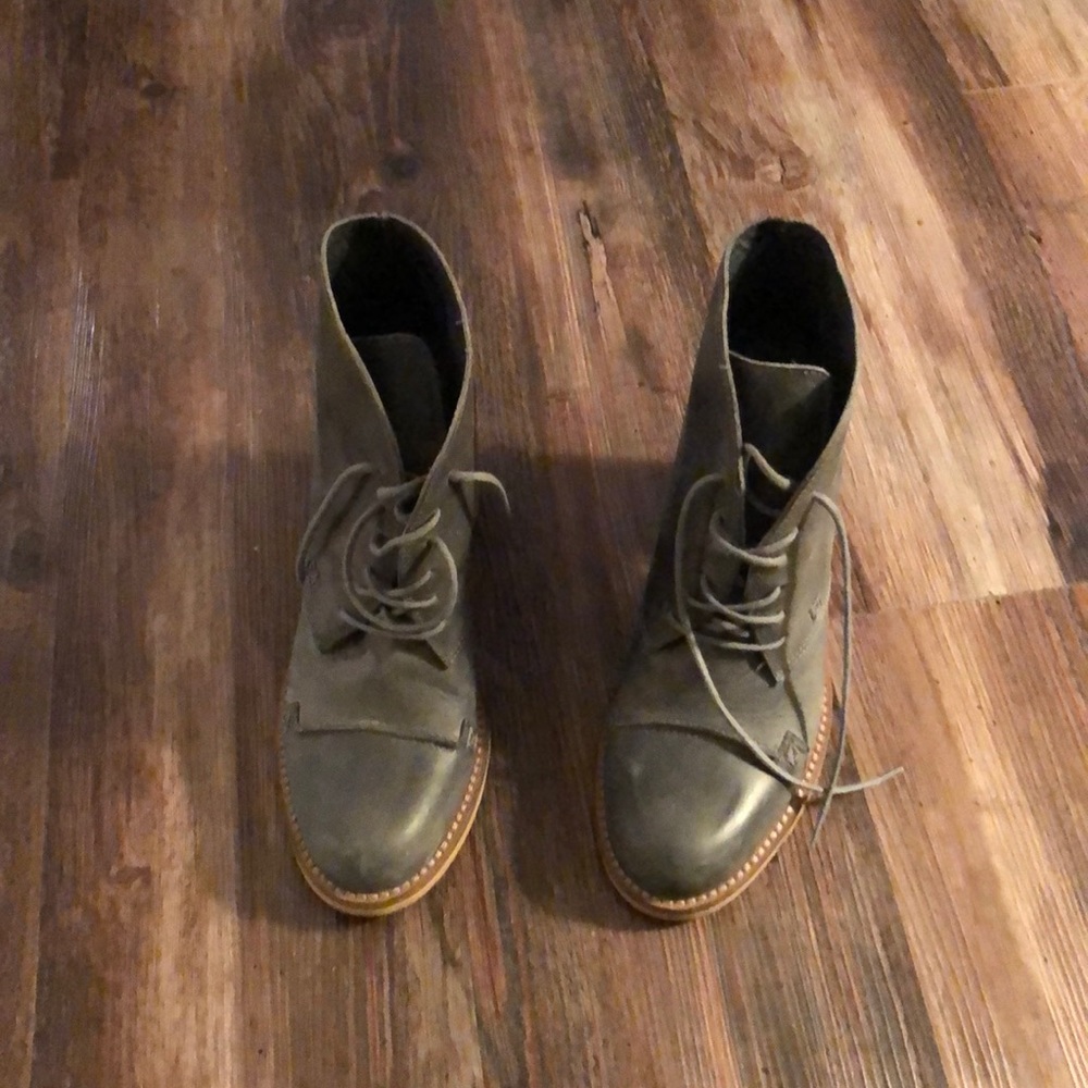 VGUC Charles David ankle boots made in Italy!